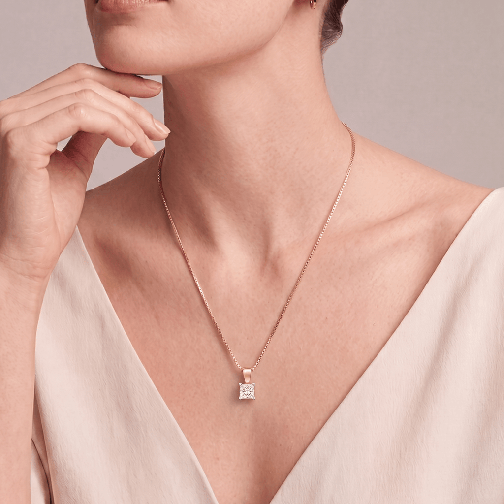 Captivante Solitaire Diamond Pendant